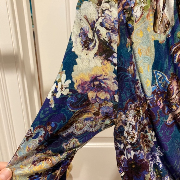 Floral print, side-gathered, body-con, stretchy top.  Size 6 - Picture 3 of 6